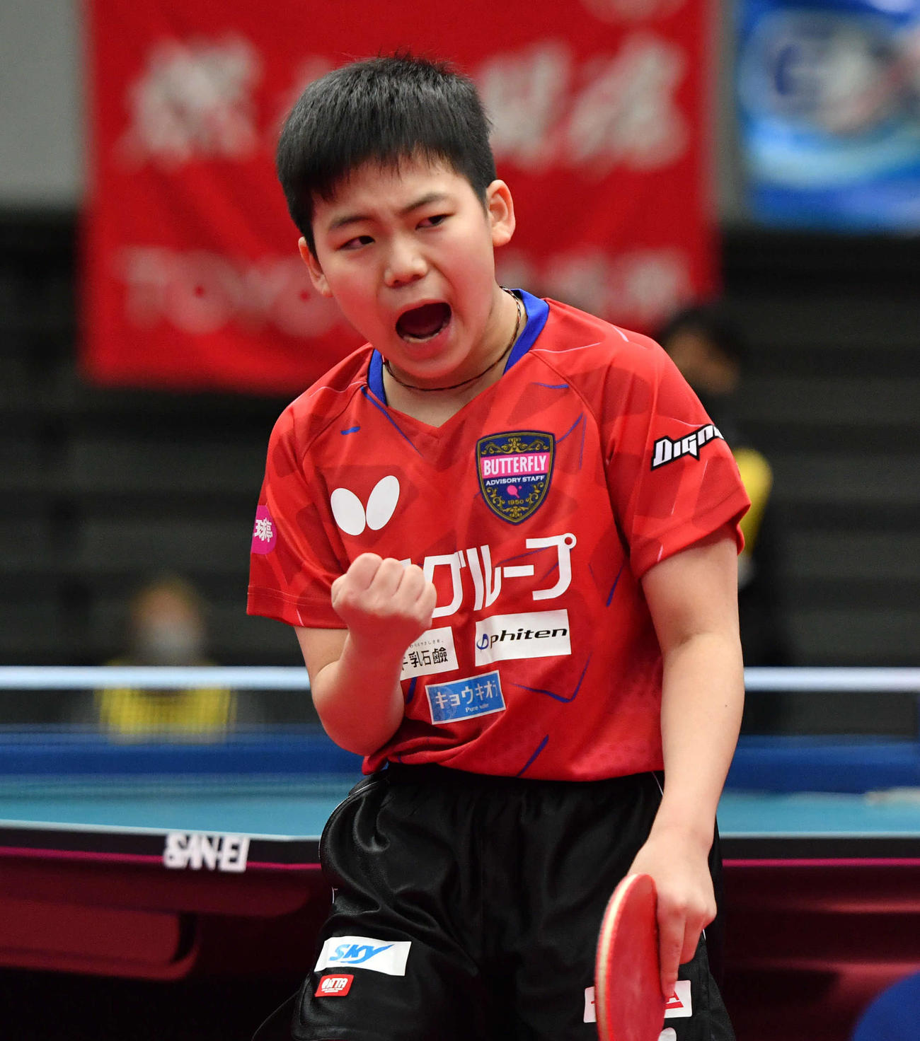 全日本卓球選手権ジュニア男子シングルス5回戦　得点を奪いガッツポーズする松島輝空（撮影・岩下翔太）