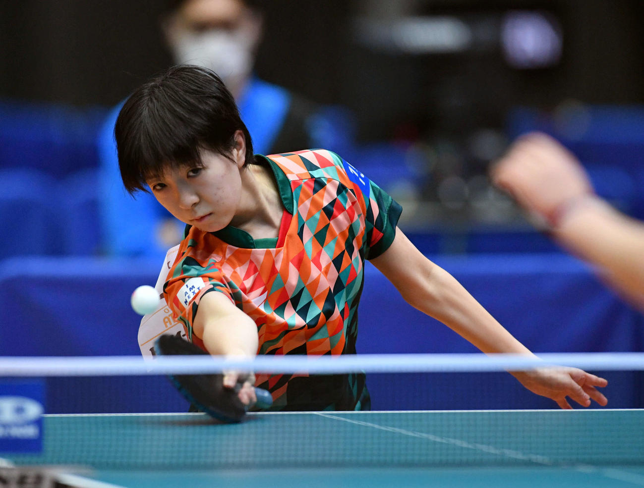 全日本卓球選手権ジュニア女子シングルス5回戦　カット打ちする小塩遥菜（撮影・岩下翔太）