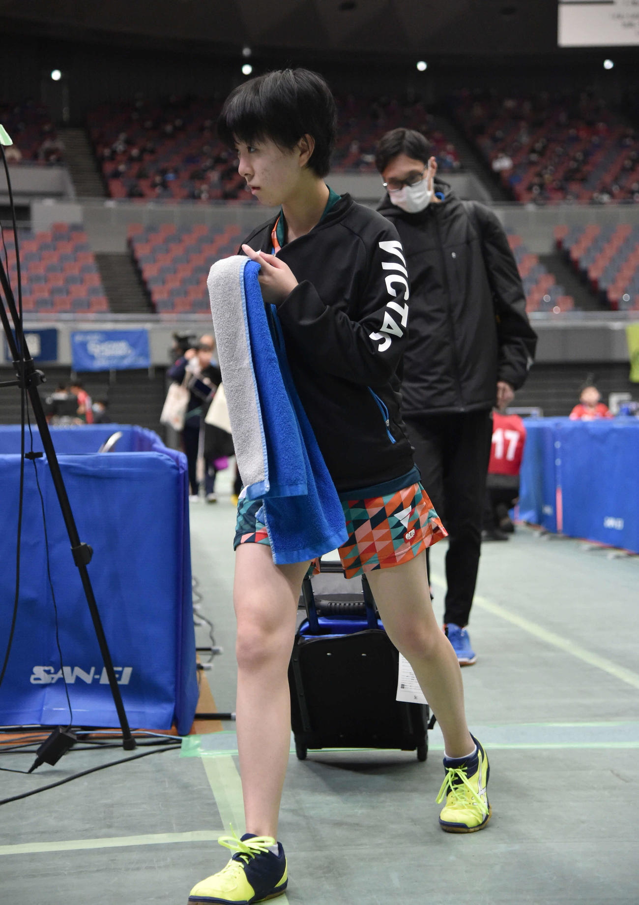 全日本卓球選手権　ジュニア女子シングルス5回戦で敗退し、引き揚げる小塩遥菜（撮影・岩下翔太）