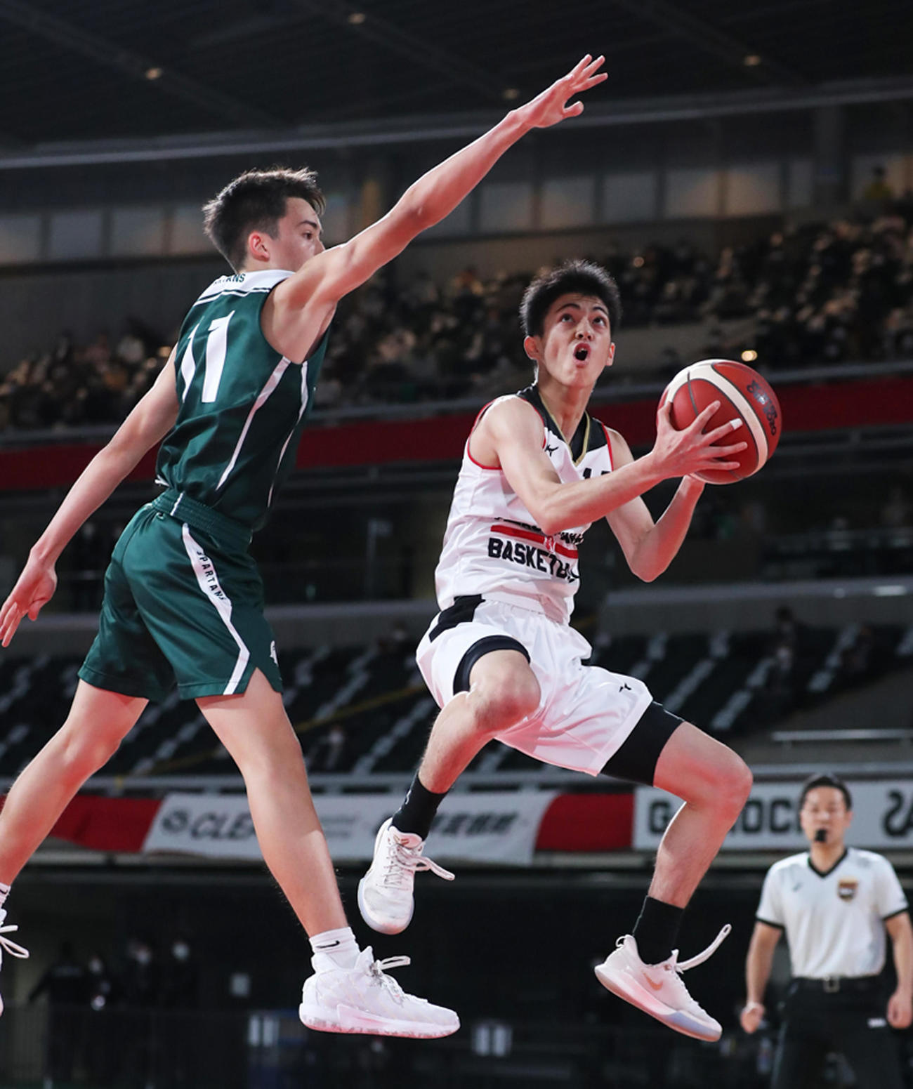 東山対報徳学園　第1Q、相手守備をかわしながらシュートを放つ東山・米須（右）（C）JBA＝2020年12月27日撮影