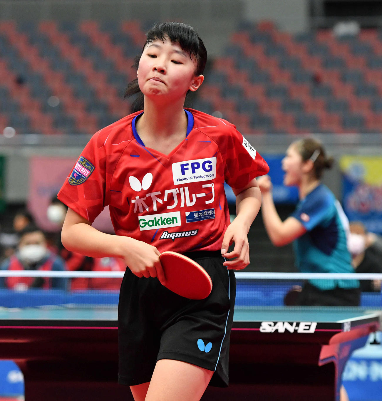 全日本卓球選手権女子シングルス2回戦　皆川優香（右）に点を奪われ悔しそうな表情を見せる張本美和（撮影・岩下翔太）