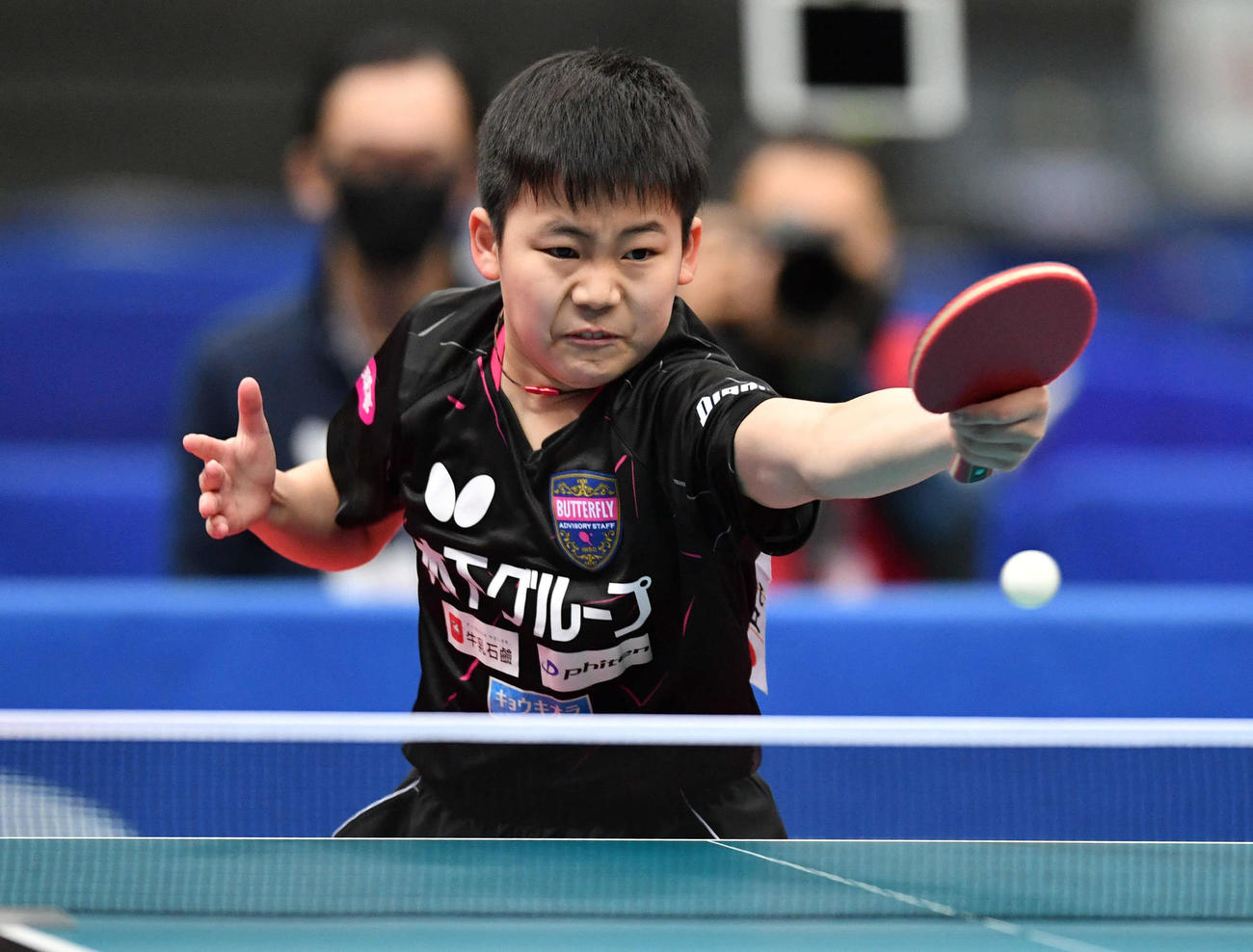 全日本卓球選手権ジュニア男子シングルス準々決勝　ラリーを返す松島輝空（撮影・岩下翔太）