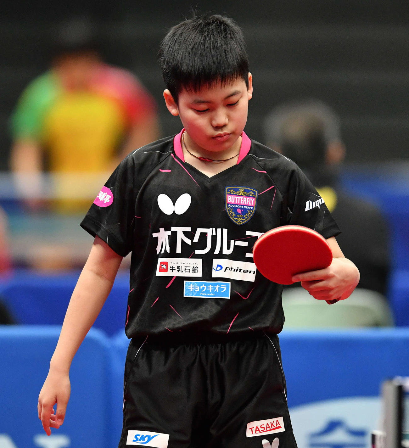 全日本卓球選手権ジュニア男子シングルス準々決勝　ミスショットしラケットを見つめる松島輝空（撮影・岩下翔太）