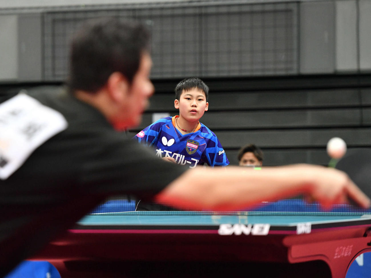 全日本卓球選手権男子シングルス2回戦　ラリーを返す岩城禎（手前）の打球を見つめる松島輝空（撮影・岩下翔太）