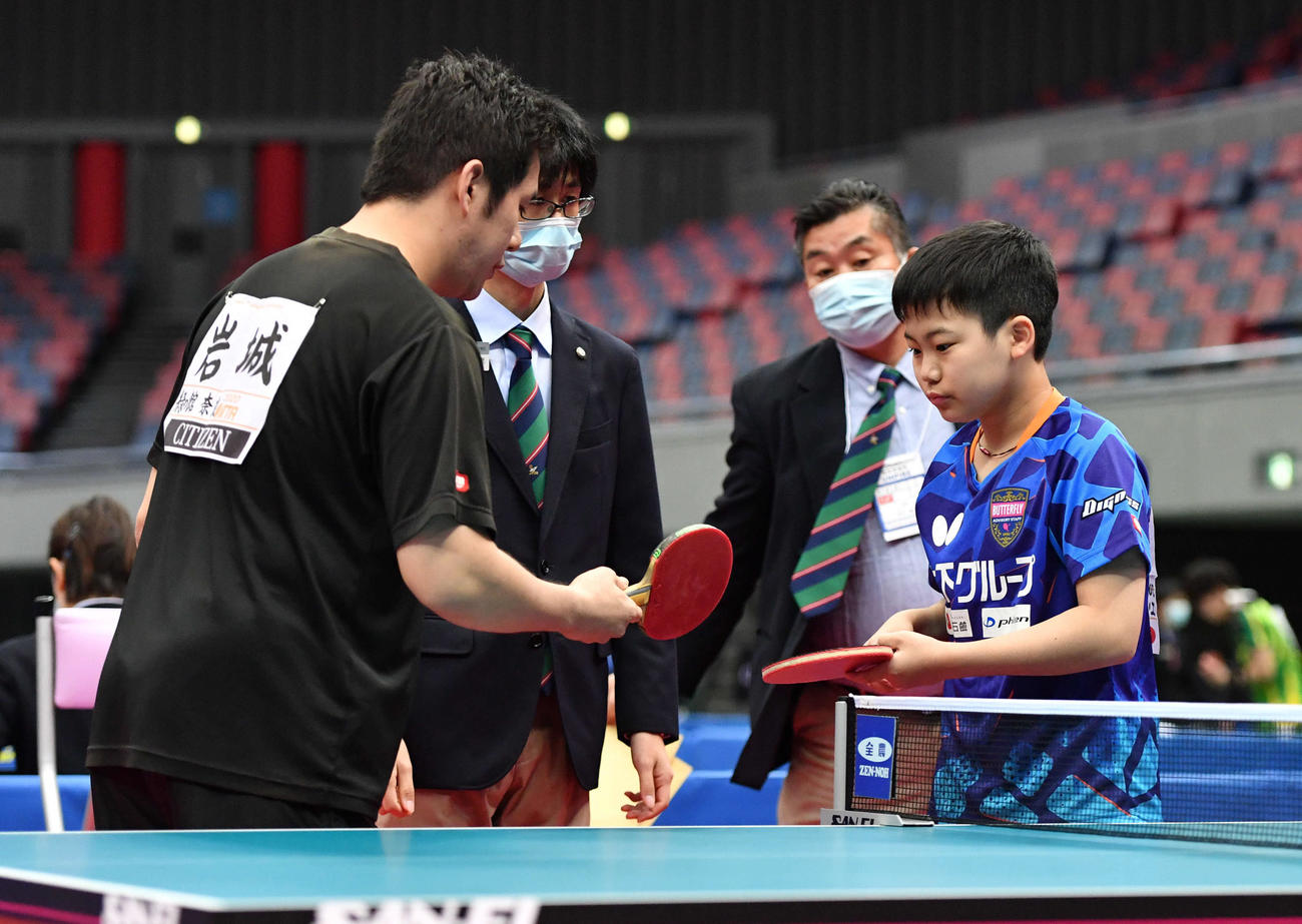 全日本卓球選手権男子シングルス2回戦　試合前、ラケットを確認する岩城禎（左）と松島輝空（撮影・岩下翔太）