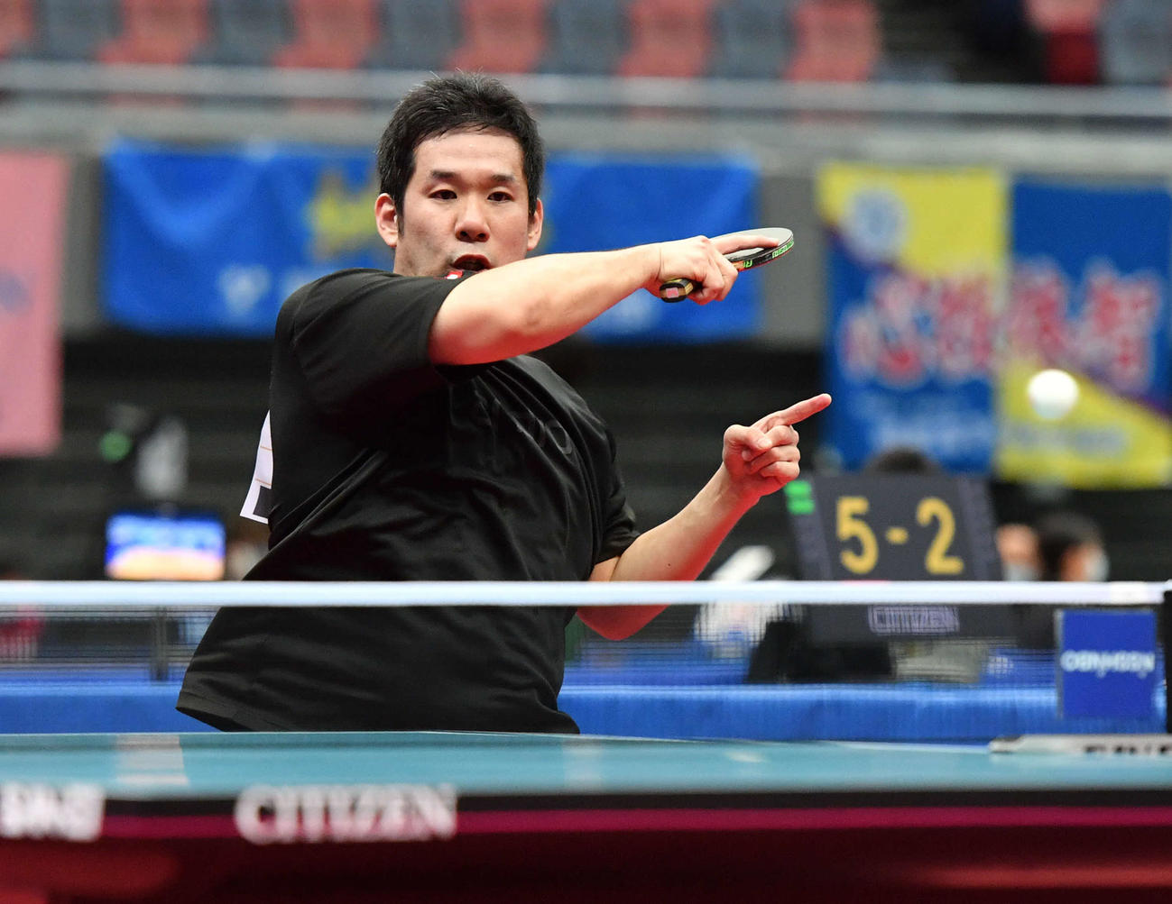 全日本卓球選手権男子シングルス2回戦　ラリーを返す岩城禎（撮影・岩下翔太）
