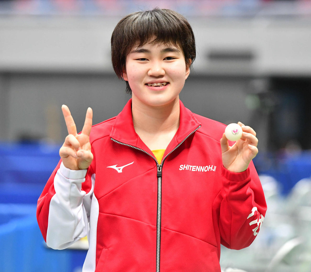 全日本卓球選手権　ジュニア女子シングルスで優勝し、ウイニングボールを手に笑顔を見せる大藤沙月（撮影・岩下翔太）