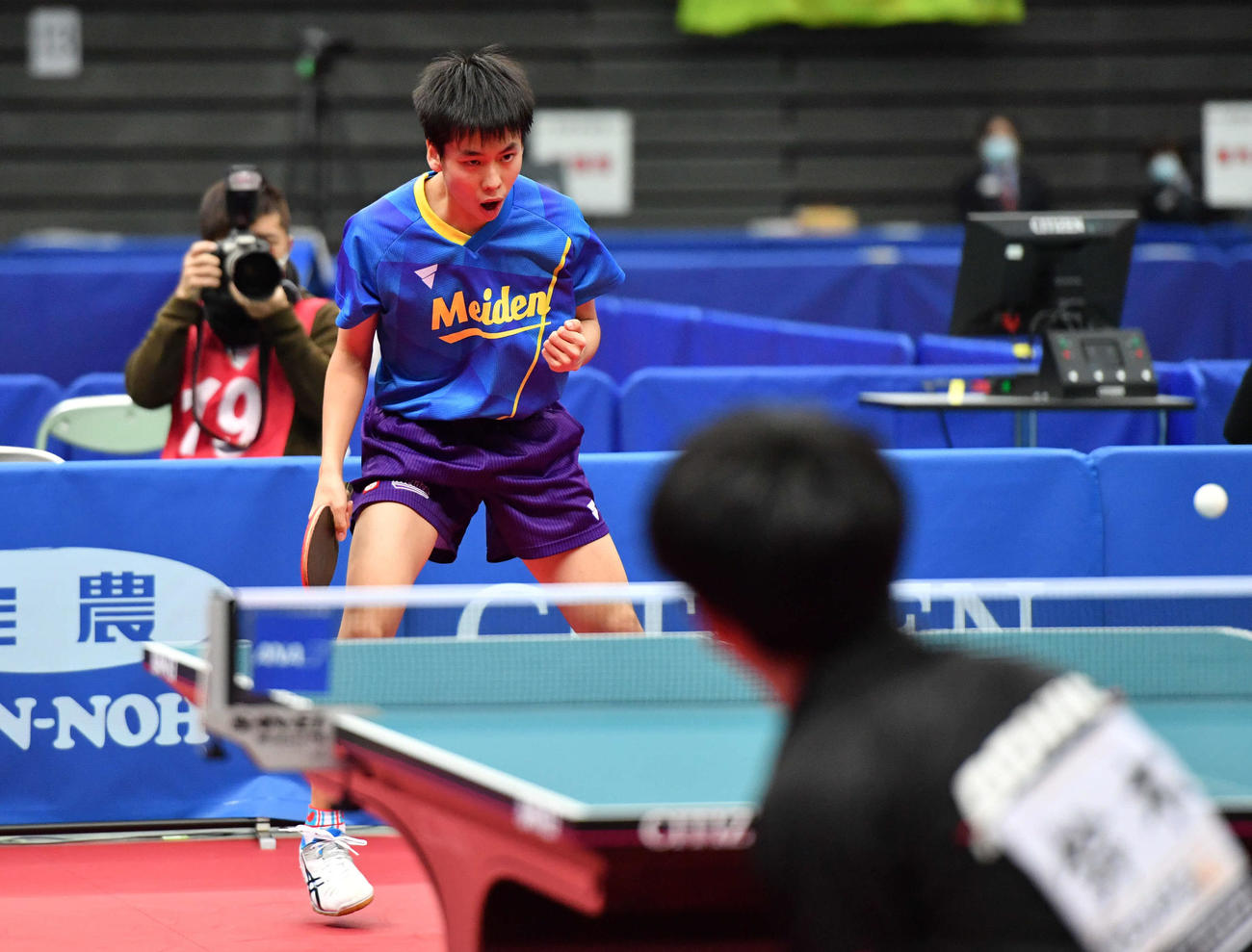全日本卓球選手権ジュニア男子シングルス決勝　優勝を決めガッツポーズする浜田一輝、手前は鈴木颯（撮影・岩下翔太）