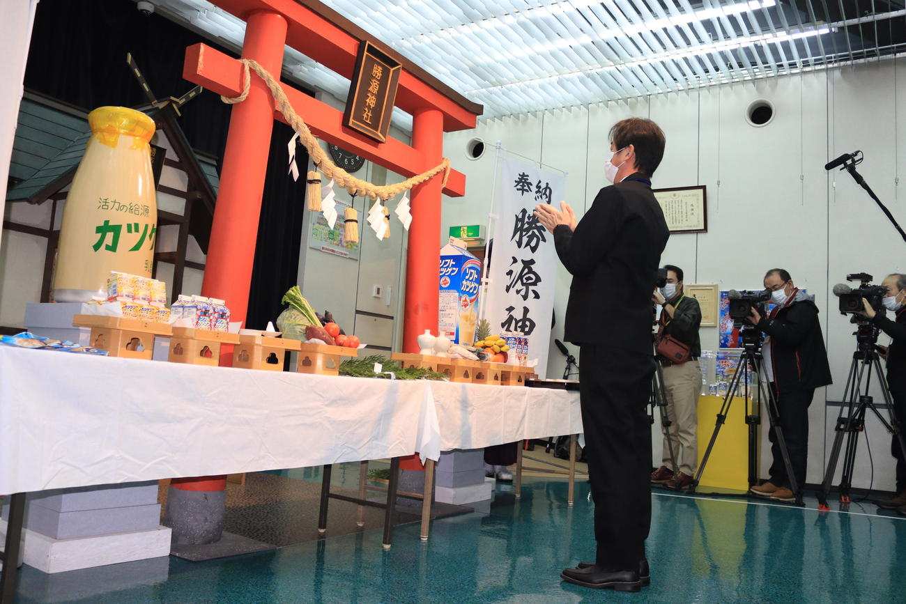 勝源神社での諸願成就祈願祭に出席した雪印メグミルク原田監督（撮影・保坂果那）