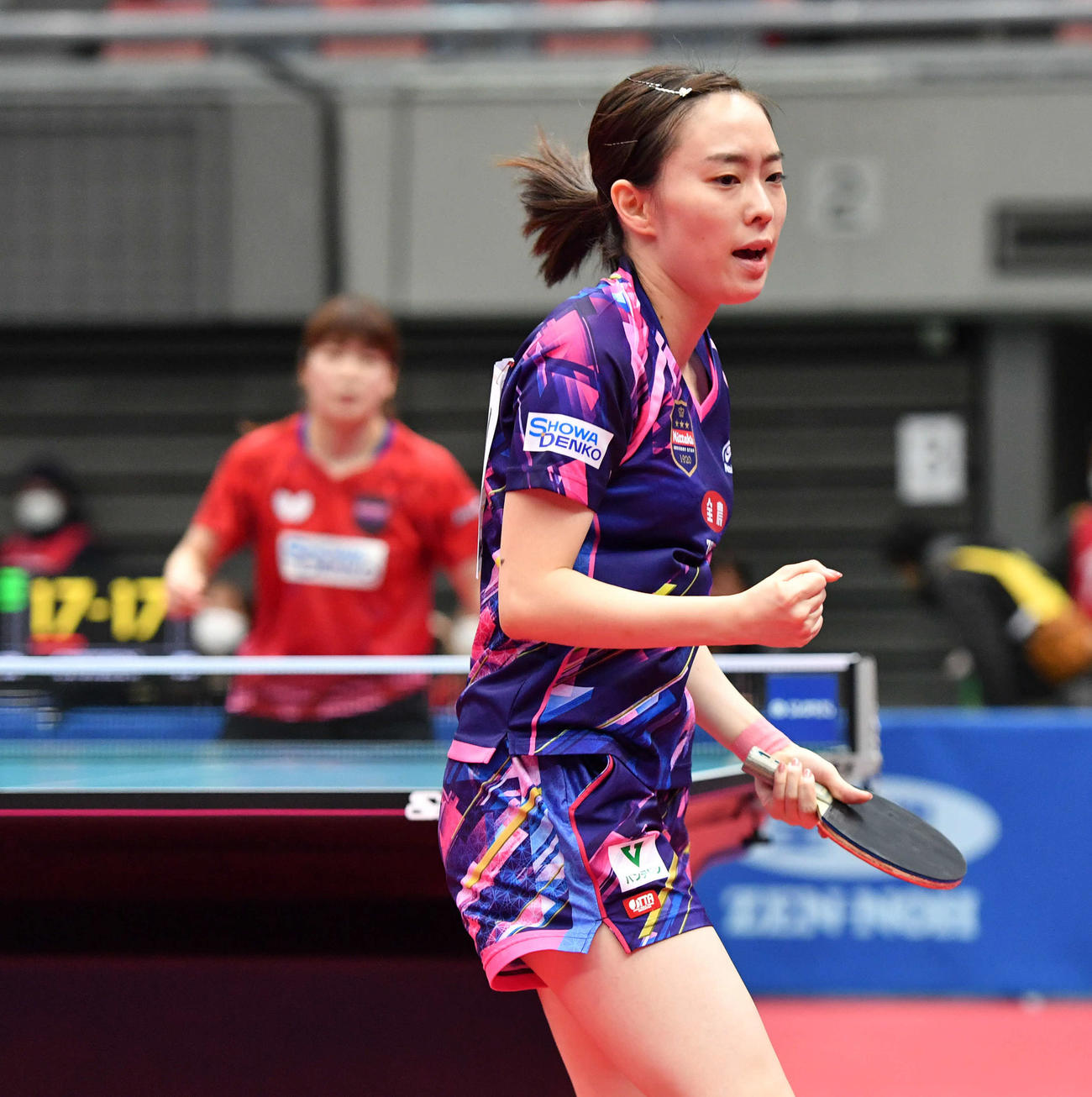 全日本卓球選手権女子シングルス4回戦　得点を奪いガッツポーズする石川佳純、左は鈴木李茄（撮影・岩下翔太）