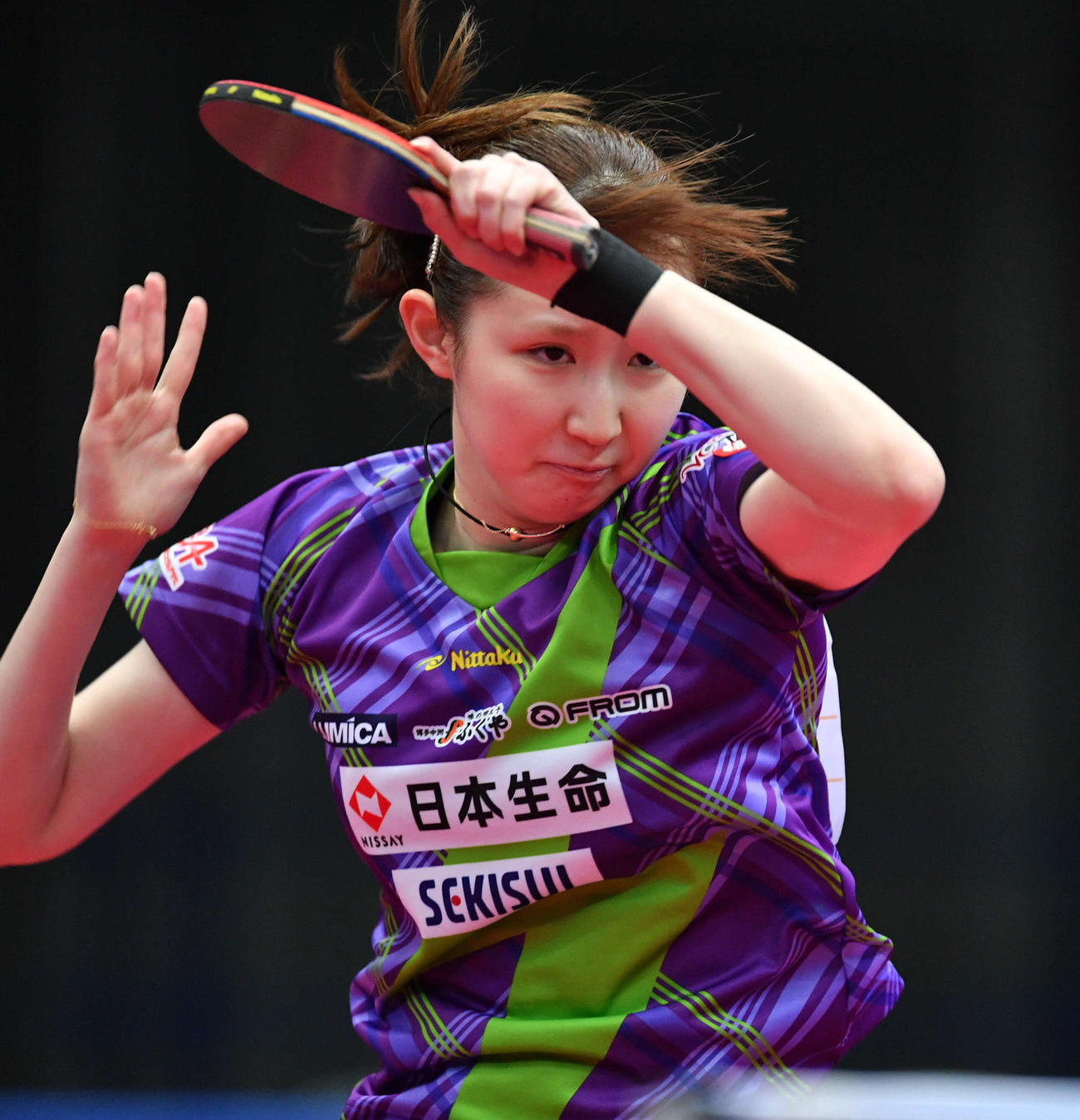 全日本卓球選手権女子シングルス4回戦　スマッシュを打つ早田ひな（撮影・岩下翔太）