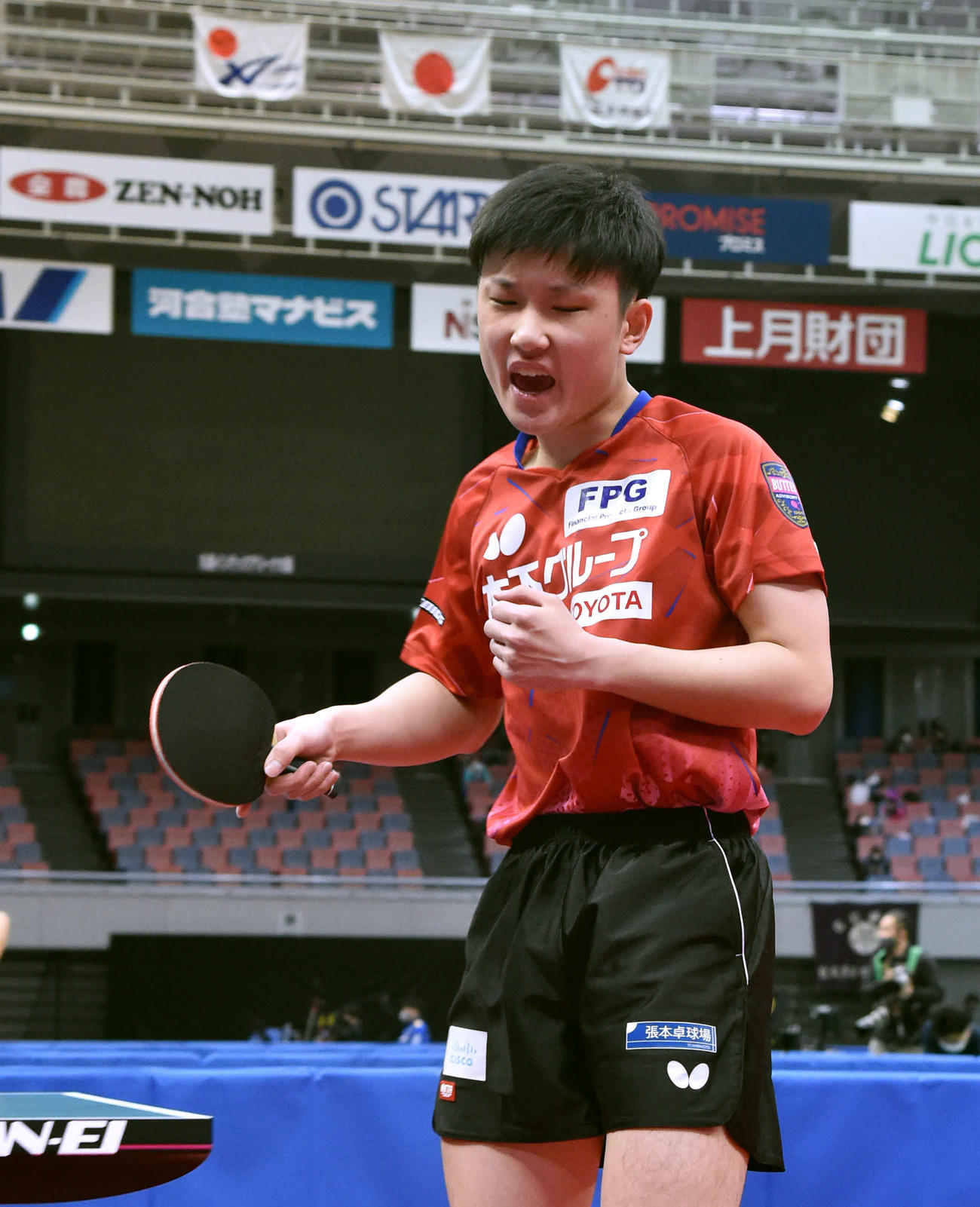 全日本卓球選手権男子シングルス4回戦　得点を奪いガッツポーズする張本智和（撮影・岩下翔太）