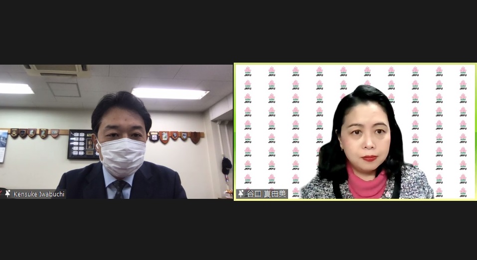 オンライン会見を行う岩渕健輔専務理事ら