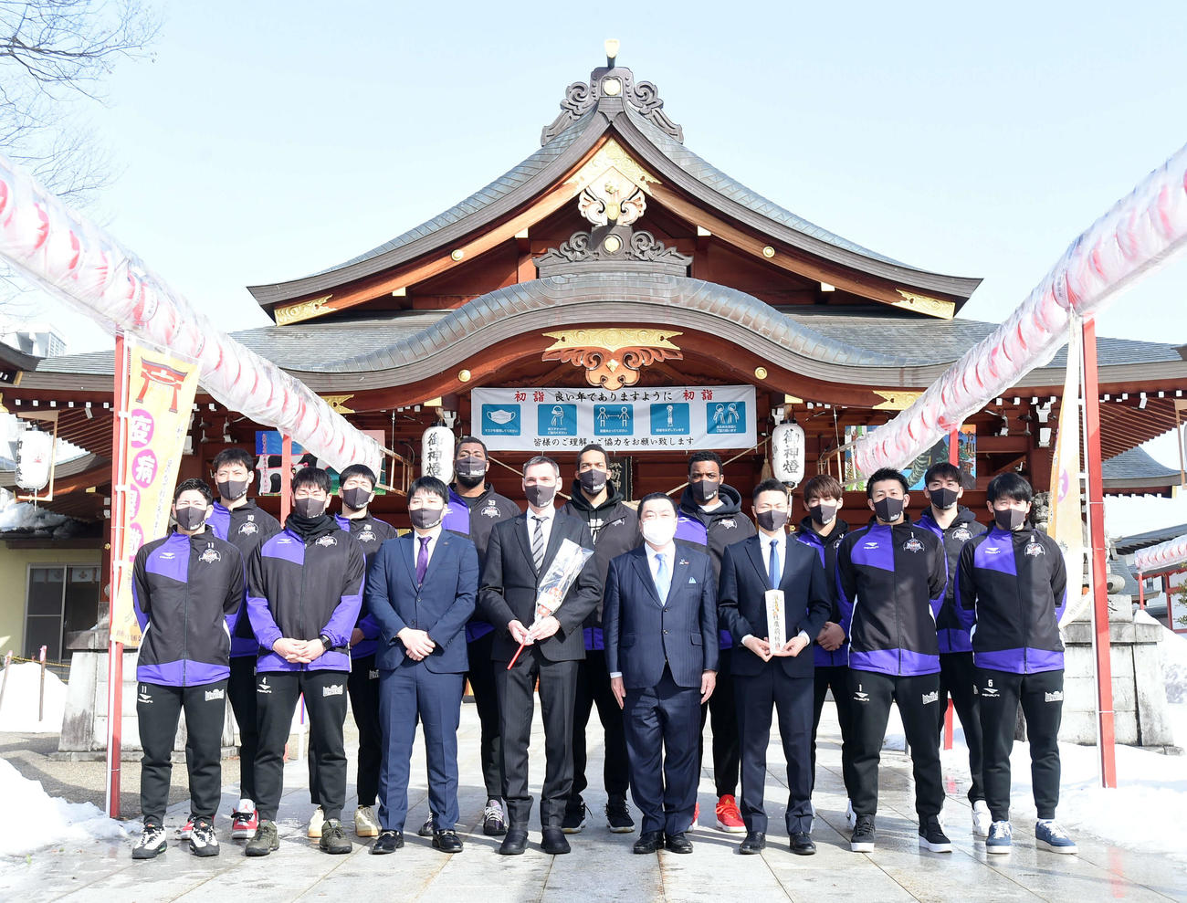 必勝祈願を終えたB2山形の選手たち（撮影・相沢孔志）