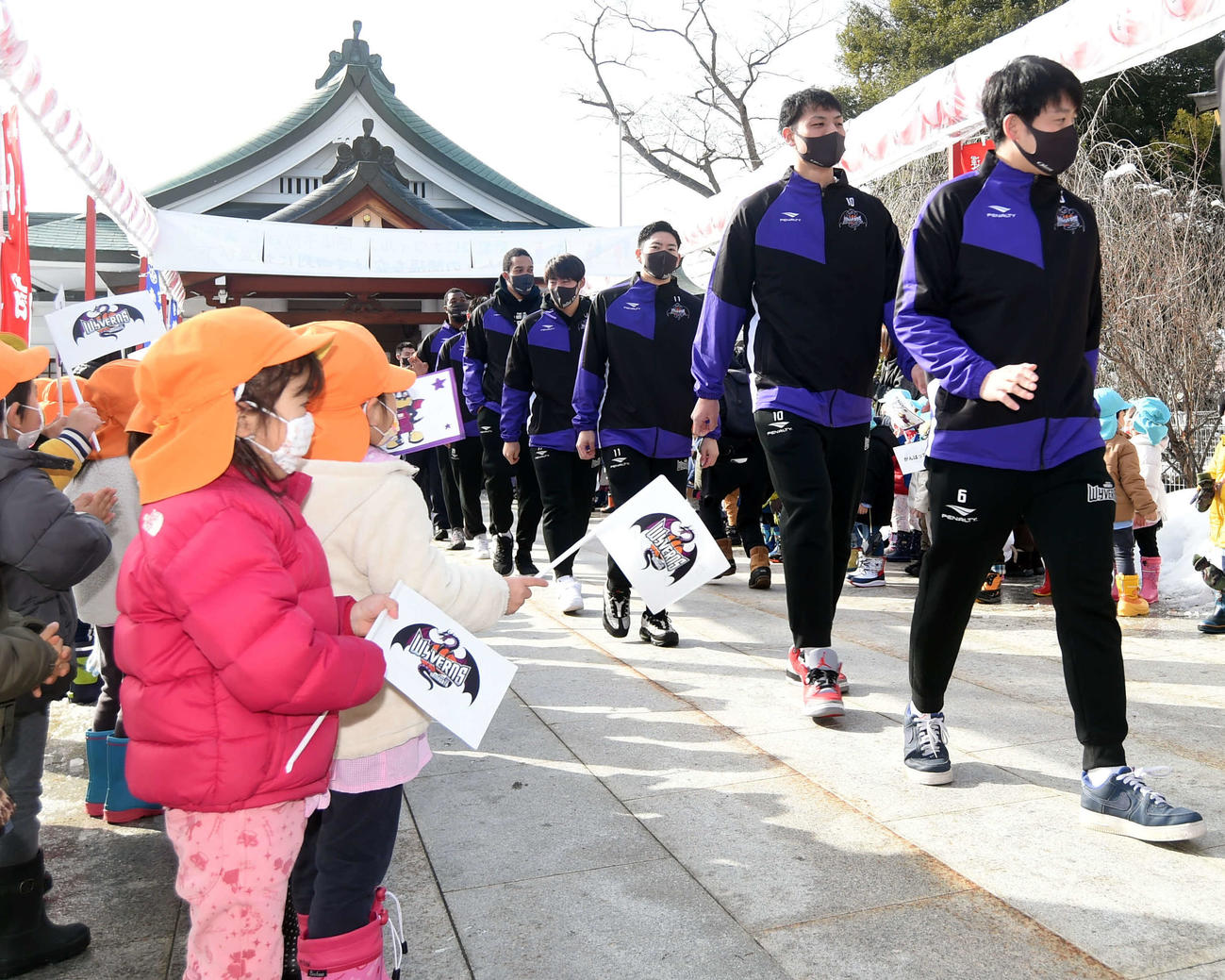 地元の幼稚園児が見守る中、必勝祈願に参列したB2山形の選手たち（撮影・相沢孔志）
