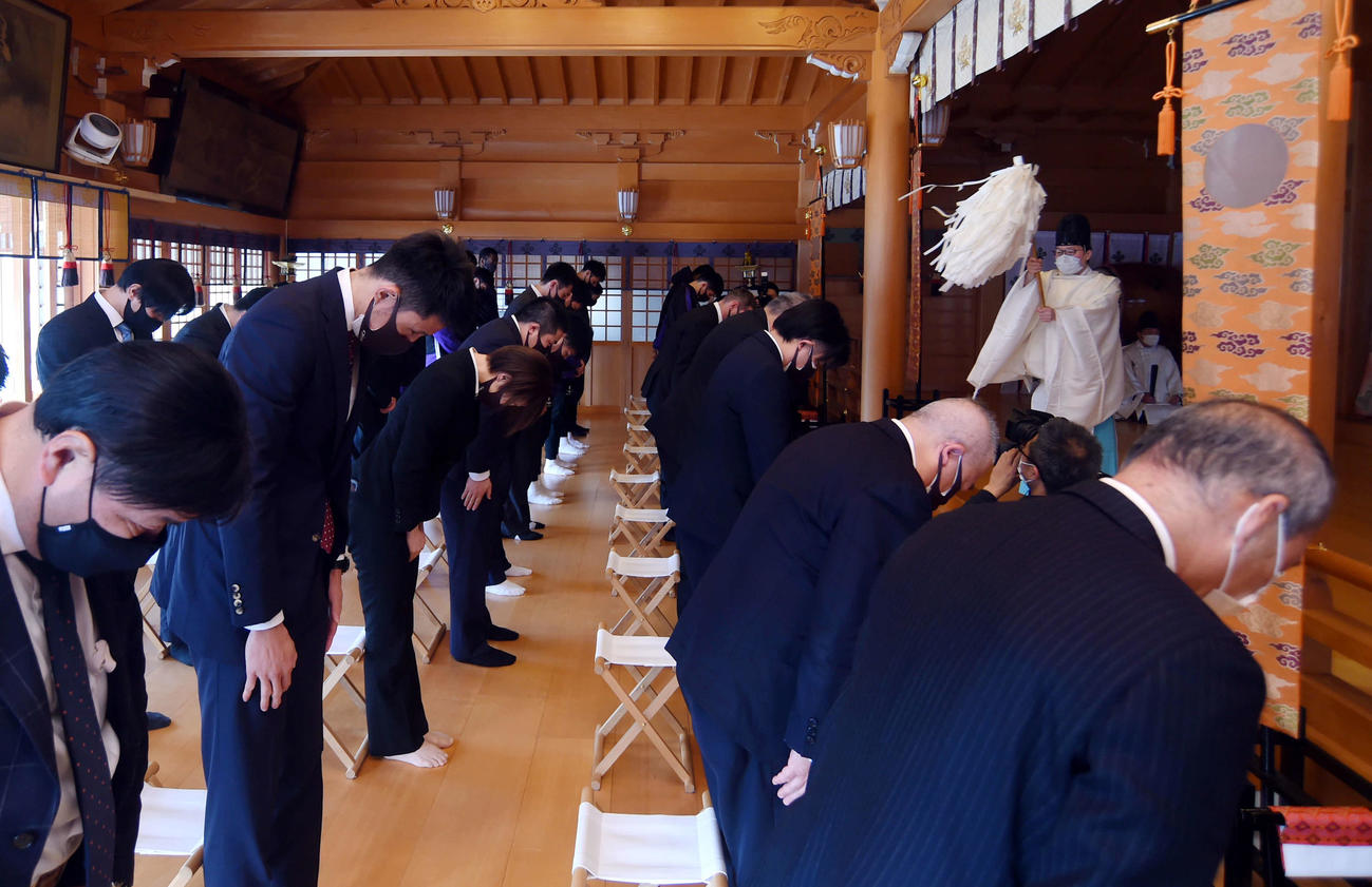必勝祈願でおはらいを受けるB2山形の選手とチーム関係者（撮影・相沢孔志）