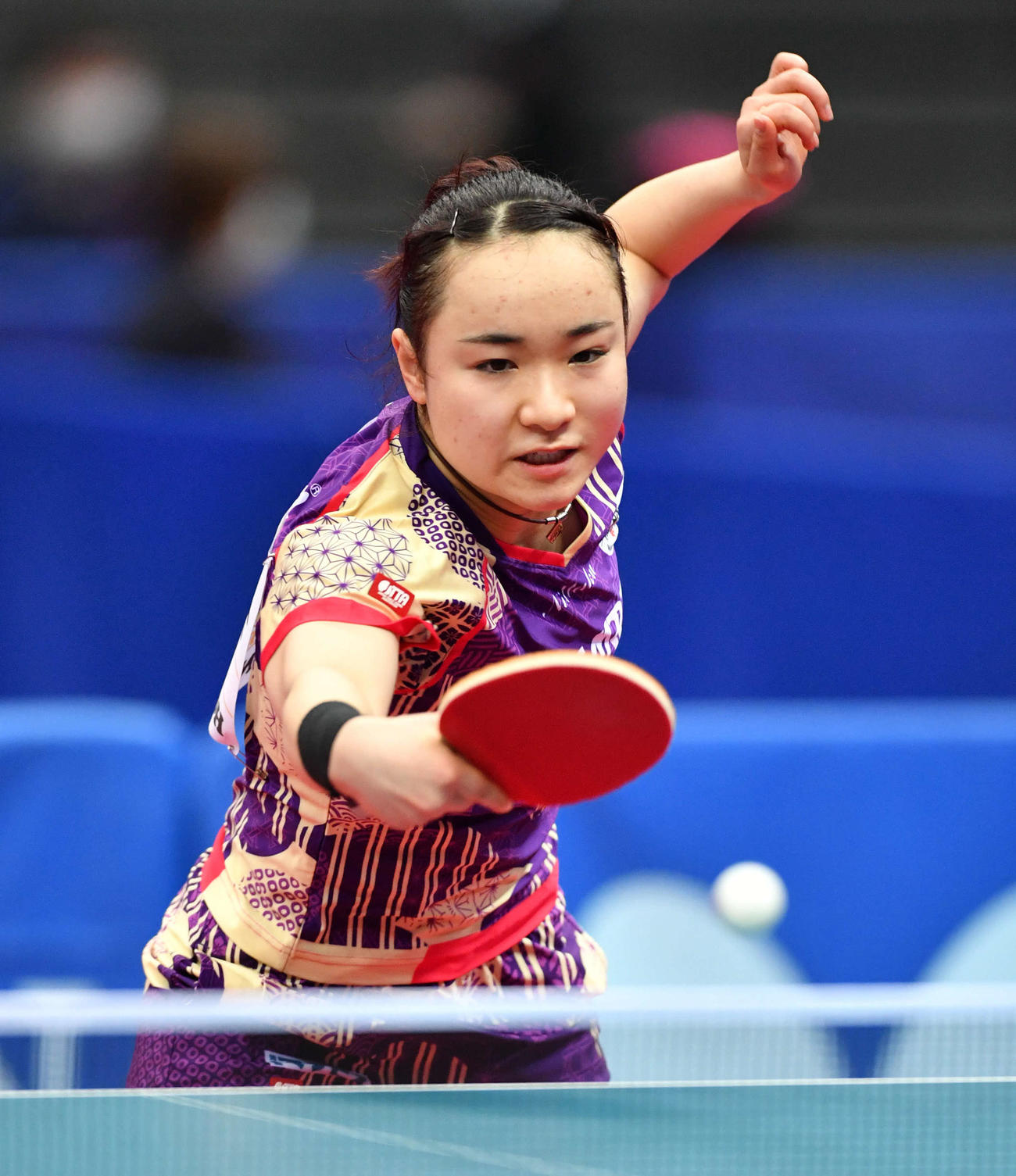 全日本卓球選手権女子シングルス5回戦　ラリーを返す伊藤美誠（撮影・岩下翔太）