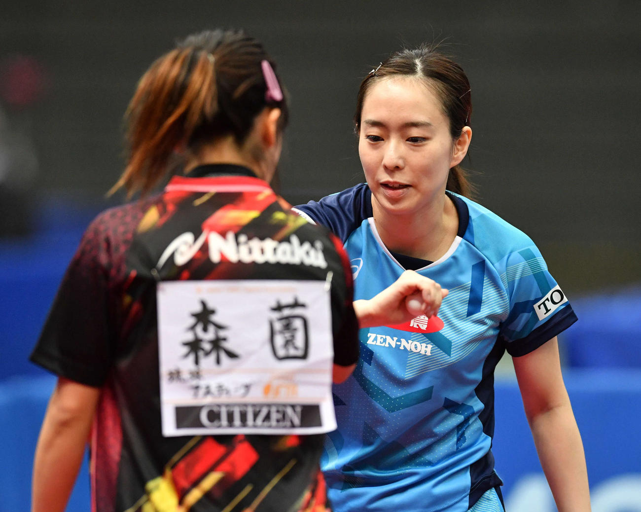 全日本卓球選手権女子シングルス5回戦　森薗美月（左）に勝利し、手首でタッチを交わす石川佳純（撮影・岩下翔太）