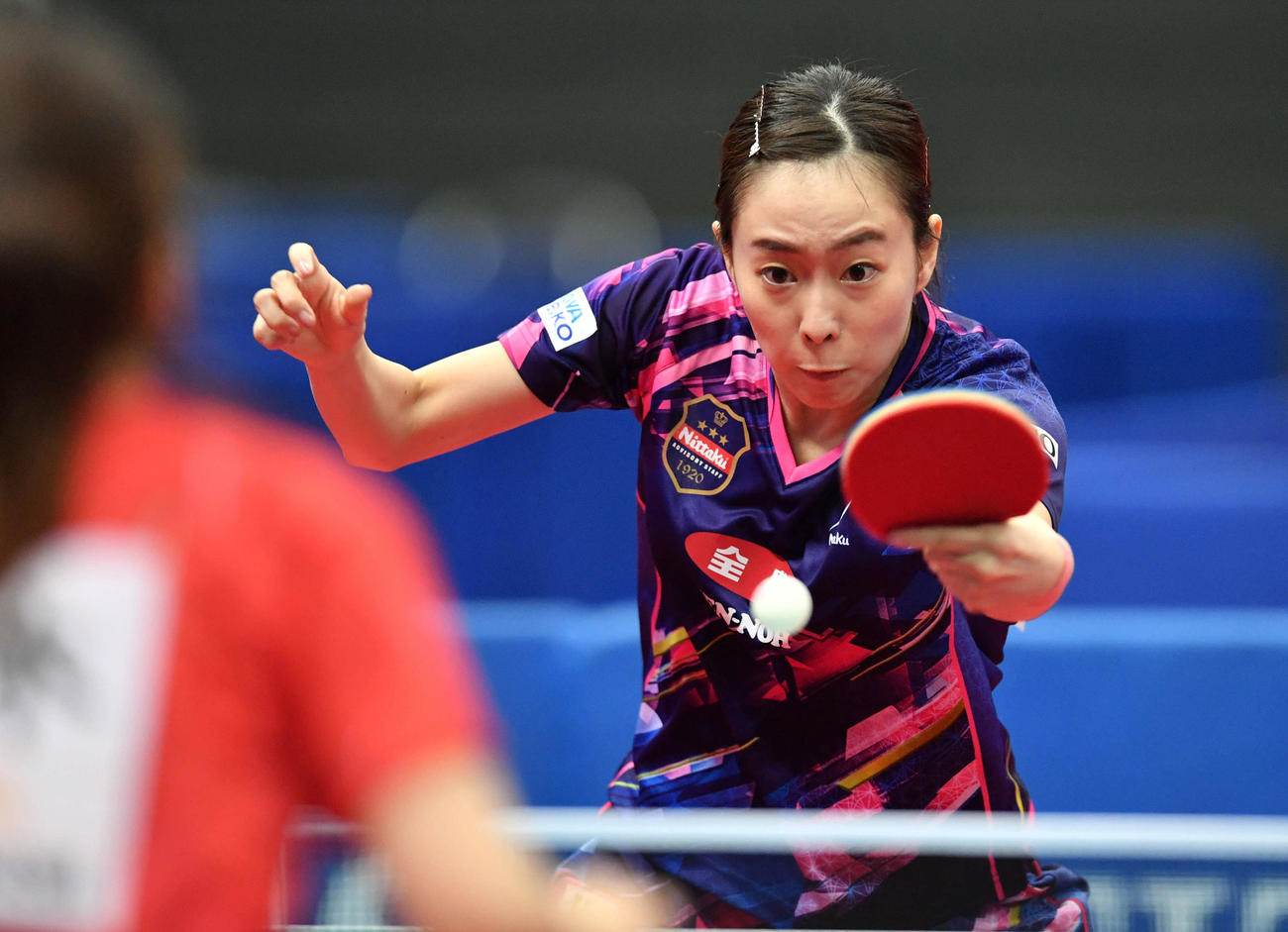 全日本卓球選手権女子シングルス4回戦　ラリーを返す石川佳純（撮影・岩下翔太）