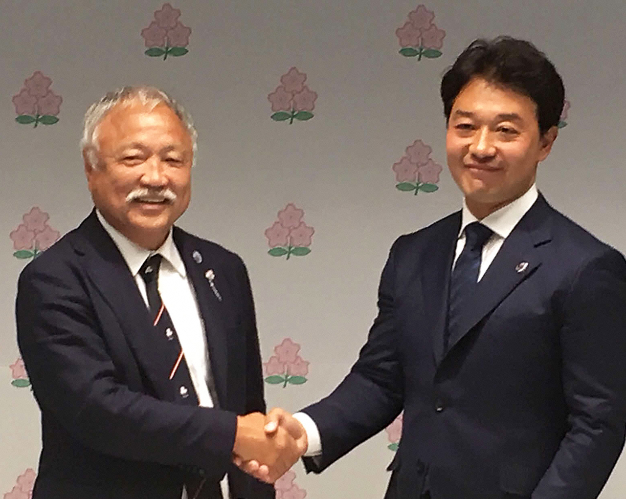日本ラグビー協会の森重隆新会長（左）と岩渕健輔新専務理事（2019年6月29日撮影）