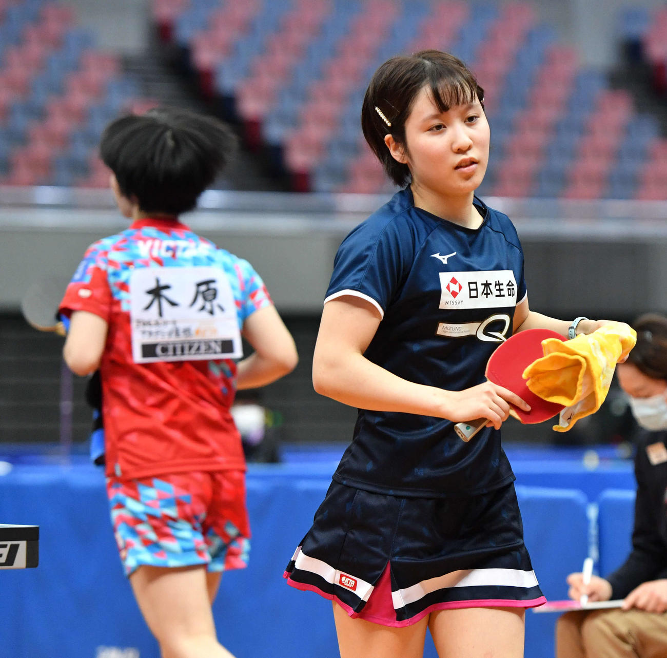 全日本卓球選手権　女子シングルス6回戦で木原美悠（左）に敗れた平野美宇（撮影・岩下翔太）