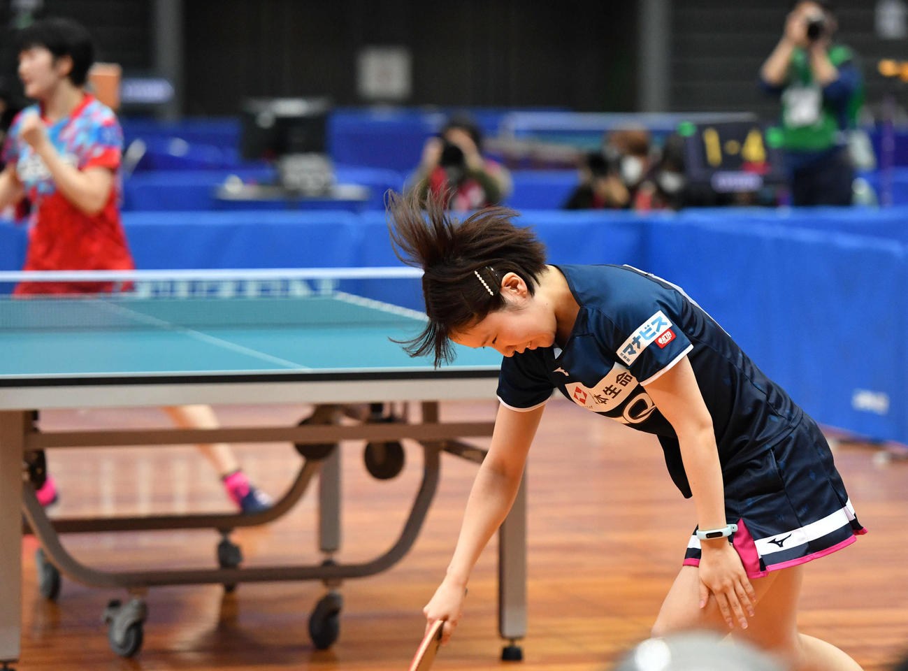 全日本卓球選手権女子シングルス6回戦　失点し肩を落とす平野美宇、左は木原美悠（撮影・岩下翔太）