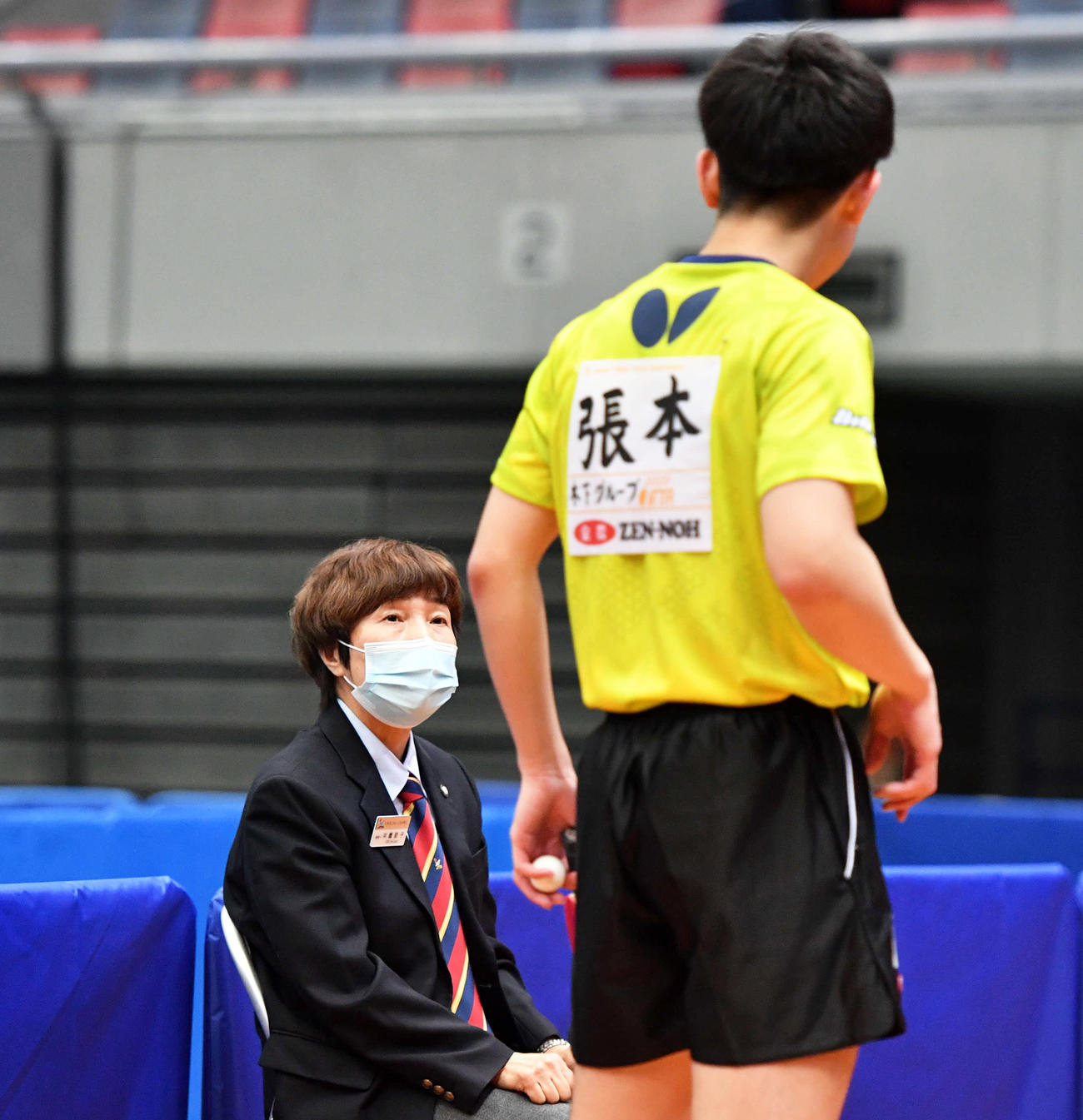 試合中、飛沫対策として張本智和（右）の大声を出す行為を注意する井置節子主審（撮影・岩下翔太）
