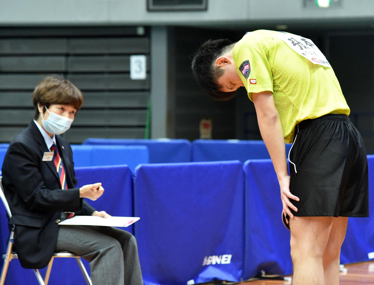大声を出す行為を注意された張本智和は試合後、井置節子主審（左）に一礼する（撮影・岩下翔太）