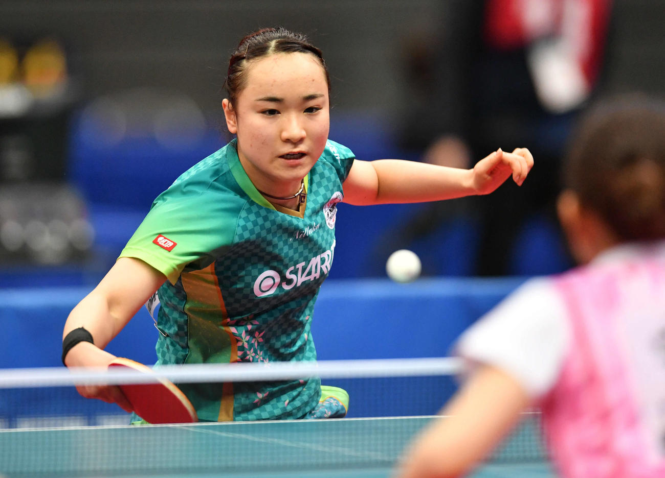 女子シングルス6回戦で安藤みなみ（右）を下し準々決勝に進出した伊藤美誠（撮影・岩下翔太）