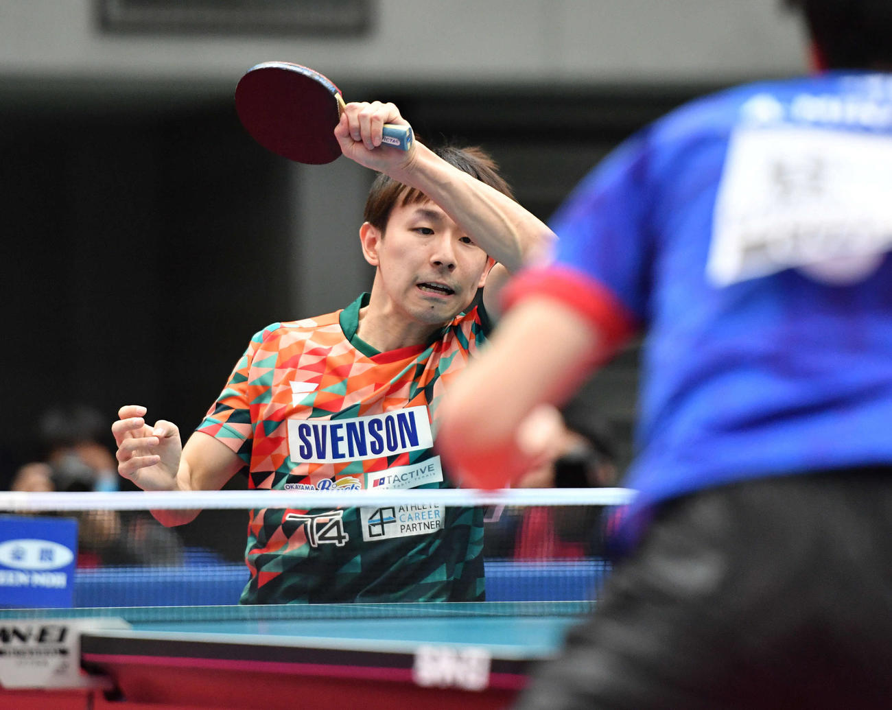 全日本卓球選手権男子シングルス4回戦　スマッシュを打つ丹羽孝希（撮影・岩下翔太）