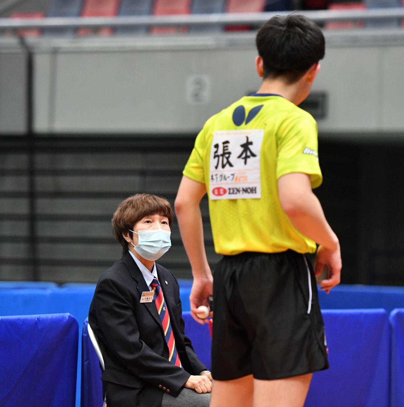 試合中、飛沫（ひまつ）対策として張本智和（右）の大声を出す行為を注意する井置節子主審（撮影・岩下翔太）