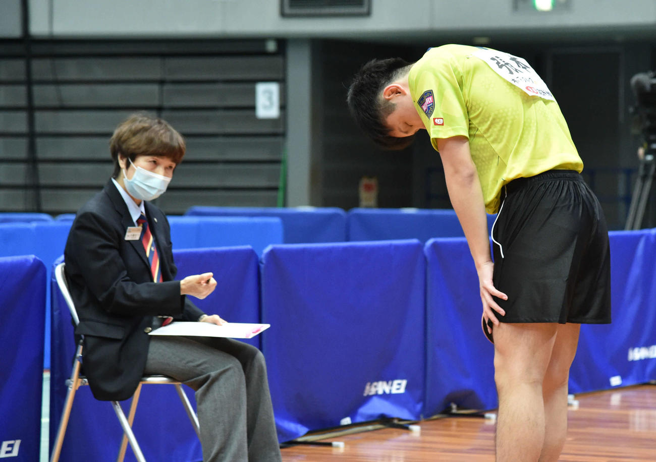 試合後、井置節子主審（左）に一礼する張本智和（撮影・岩下翔太）