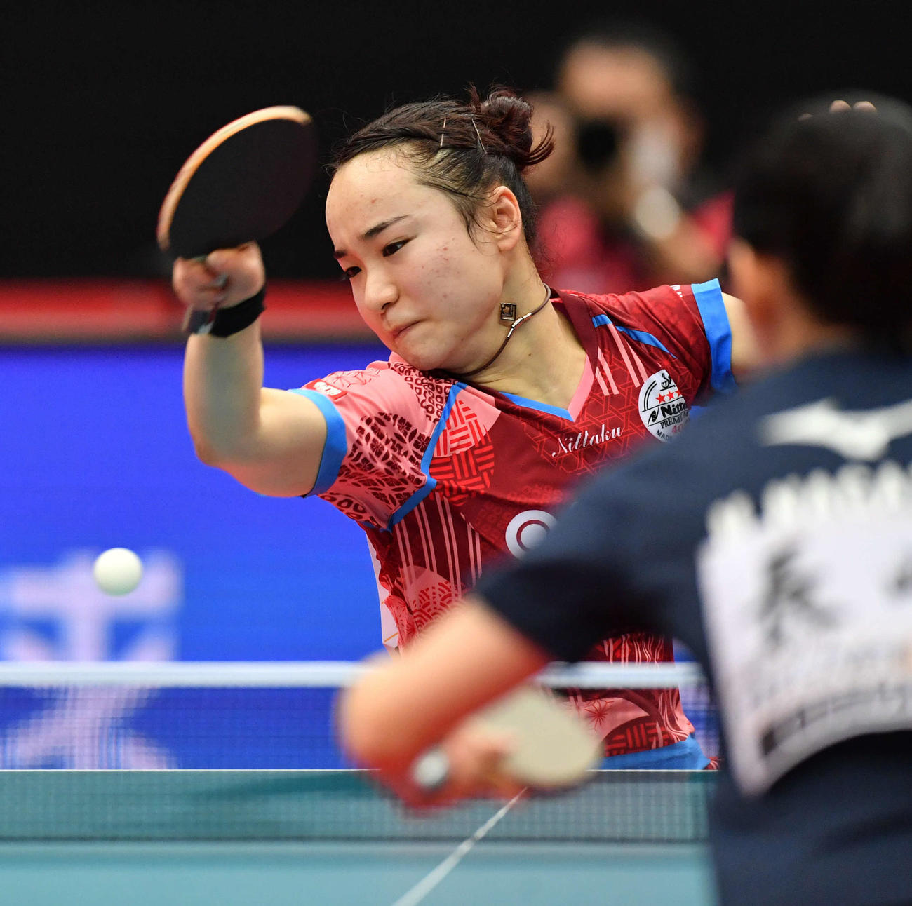 全日本卓球選手権女子シングルス準々決勝　スマッシュを打つ伊藤美誠、右は長崎美柚（撮影・岩下翔太）