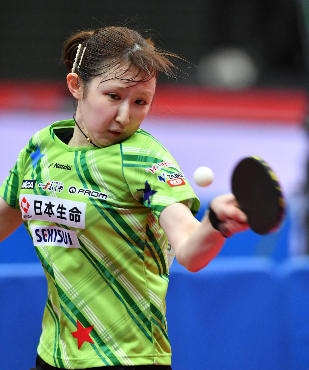 全日本卓球選手権女子シングルス準々決勝　スマッシュを打つ早田ひな（撮影・岩下翔太）