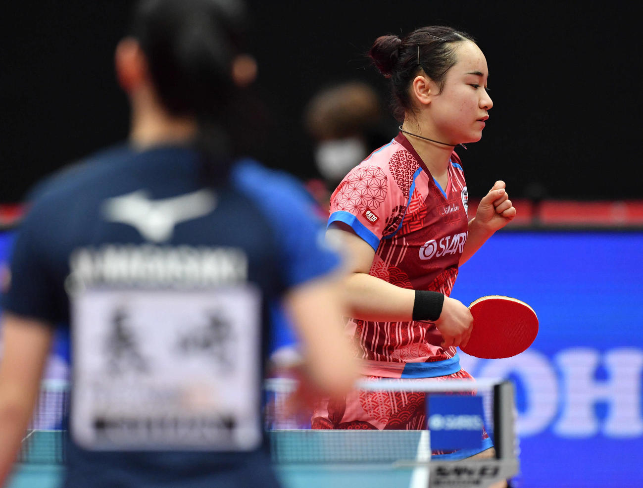全日本卓球選手権女子シングルス準々決勝　得点を奪いガッツポーズする伊藤美誠、左は長崎美柚（撮影・岩下翔太）