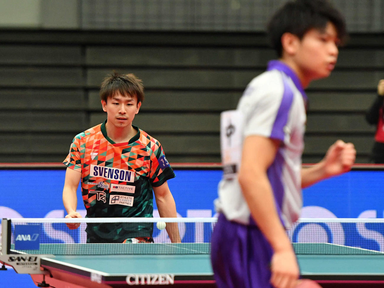 全日本卓球選手権男子シングルス準々決勝　失点し険しい表情を見せる丹羽孝希、右は田中佑汰（撮影・岩下翔太）