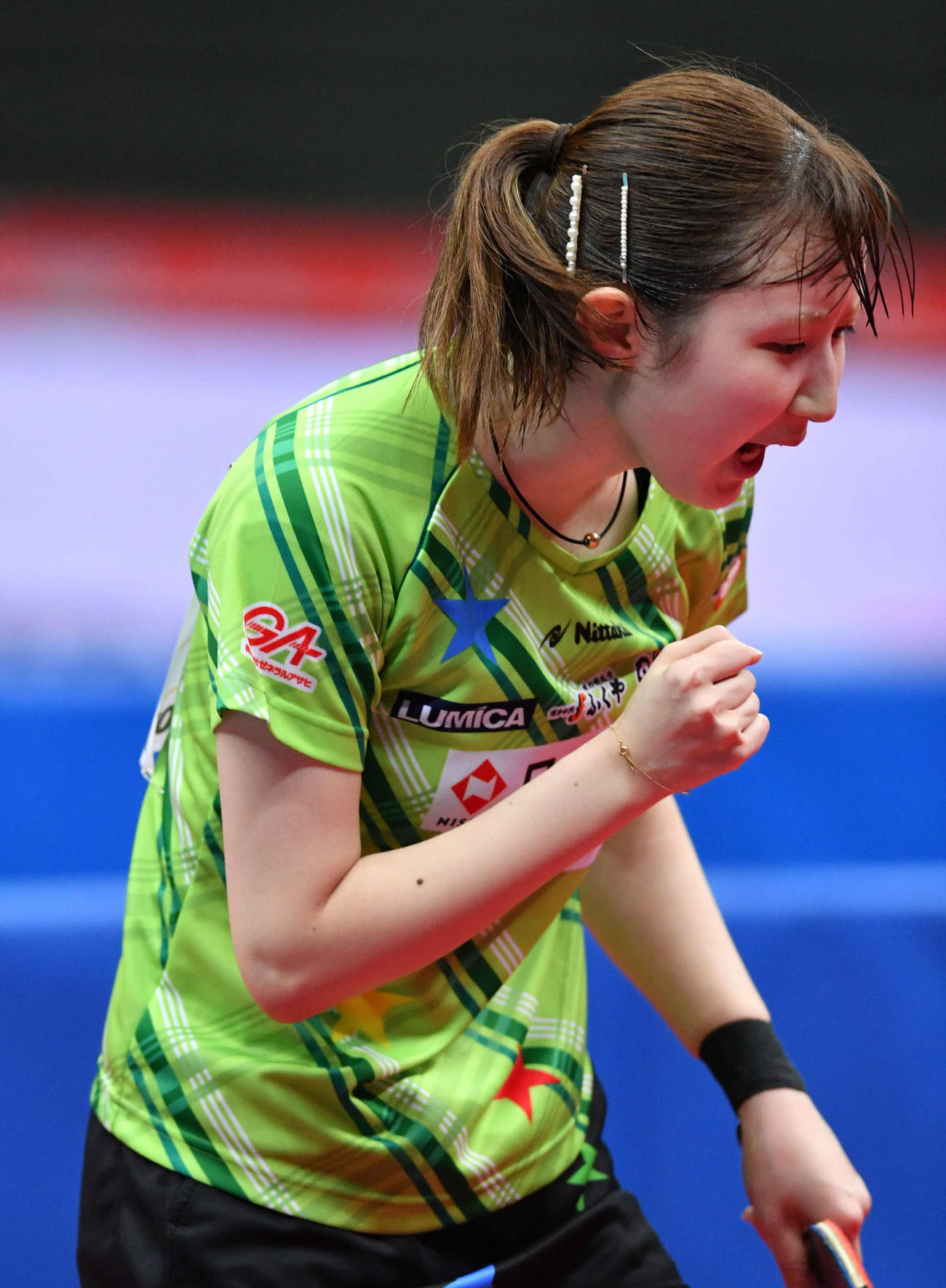 全日本卓球選手権女子シングルス準々決勝　得点を奪いガッツポーズする早田ひな（撮影・岩下翔太）