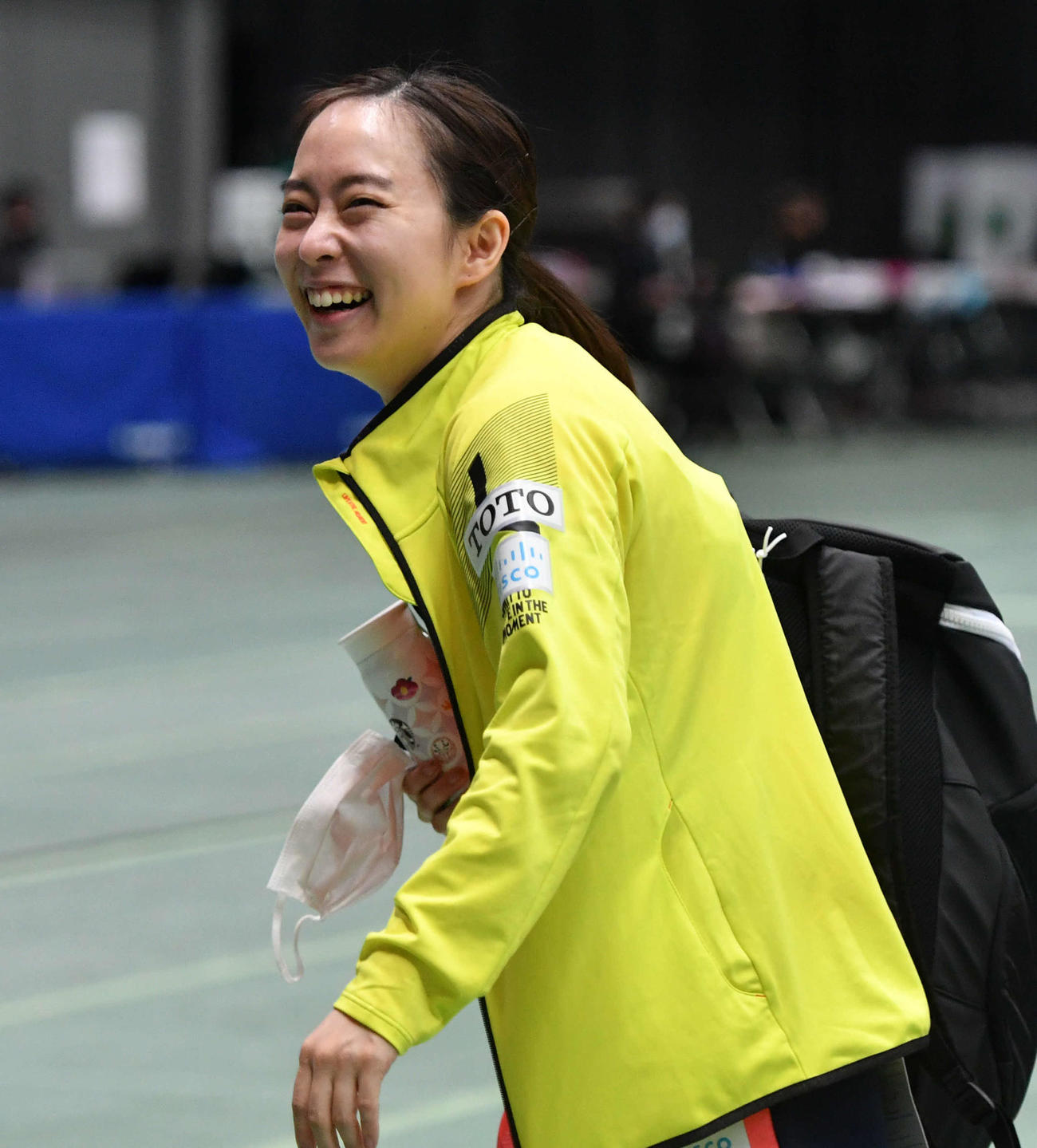 全日本卓球選手権女子シングルス準々決勝　準決勝に進出し、笑顔で引き揚げる石川佳純（撮影・岩下翔太）