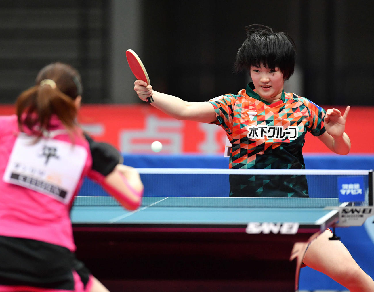 全日本卓球選手権女子シングルス準々決勝　平侑里香（左）を下し準決勝に進出した木原美悠（撮影・岩下翔太）