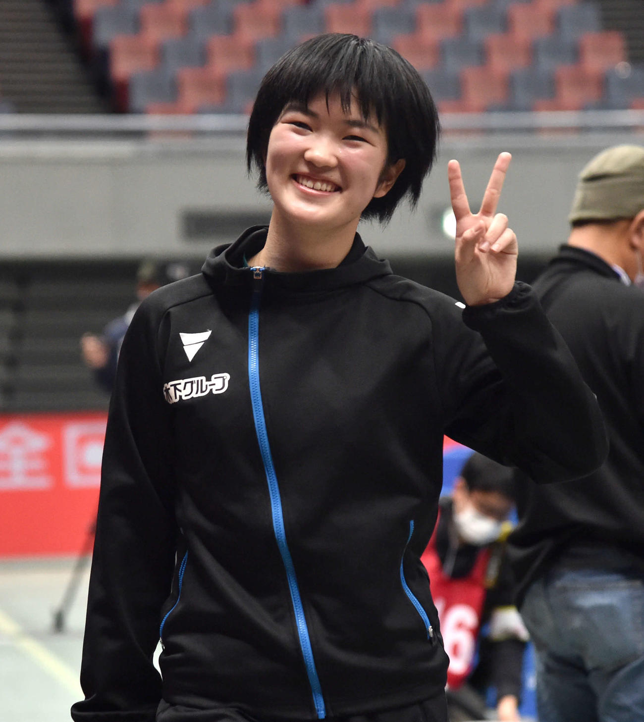 全日本卓球選手権女子シングルス準々決勝　準決勝に進出し、カメラに向かって笑顔でピースサインを見せながら引き揚げる木原美悠（撮影・岩下翔太）