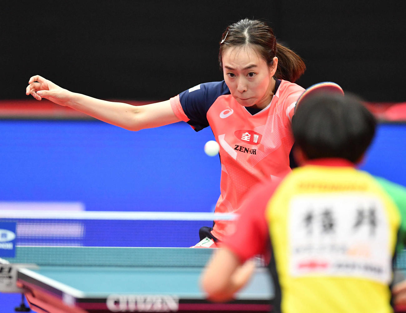 全日本卓球選手権女子シングルス準々決勝　横井咲桜（右）を下して準決勝に進出した石川佳純（撮影・岩下翔太）