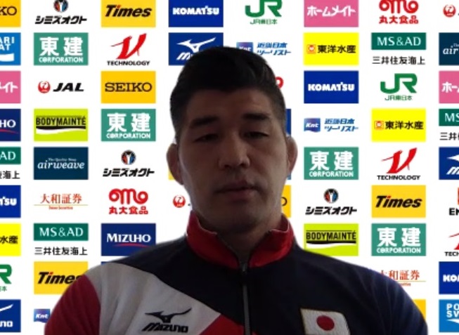 オンライン取材に応じる井上康生監督