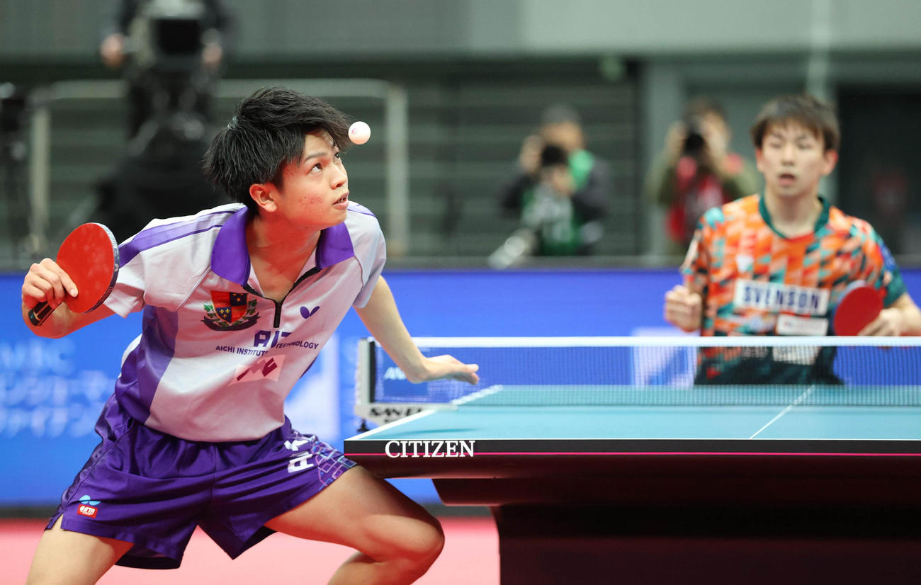 男子シングルス準々決勝　第3ゲーム、サーブする田中佑汰、右は丹羽孝希（代表撮影）