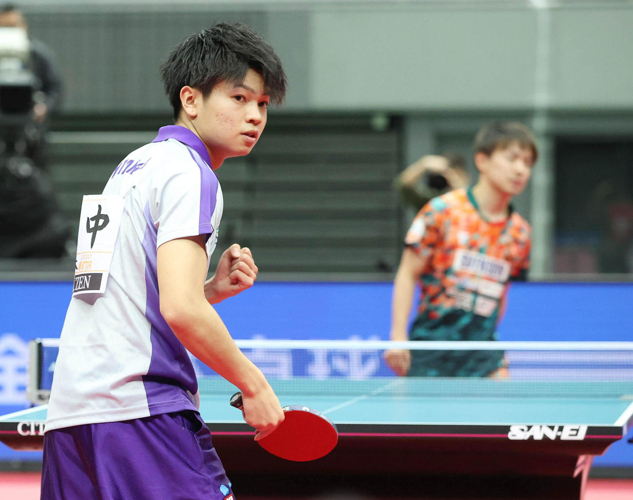 男子シングルス準々決勝　第5ゲームを取り、ガッツポーズする田中佑汰、右は丹羽孝希（代表撮影）