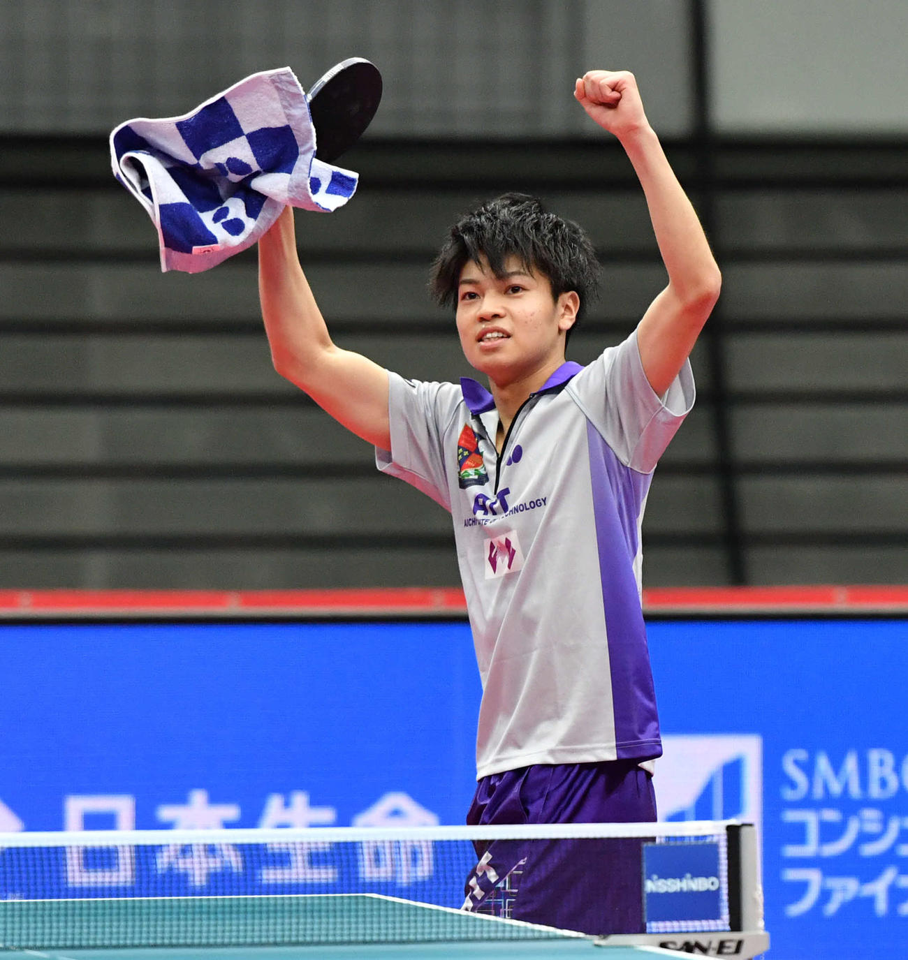 全日本卓球選手権男子シングルス準々決勝　丹羽孝希を破って準決勝に進出し、大きくガッツポーズする田中佑汰（撮影・岩下翔太）