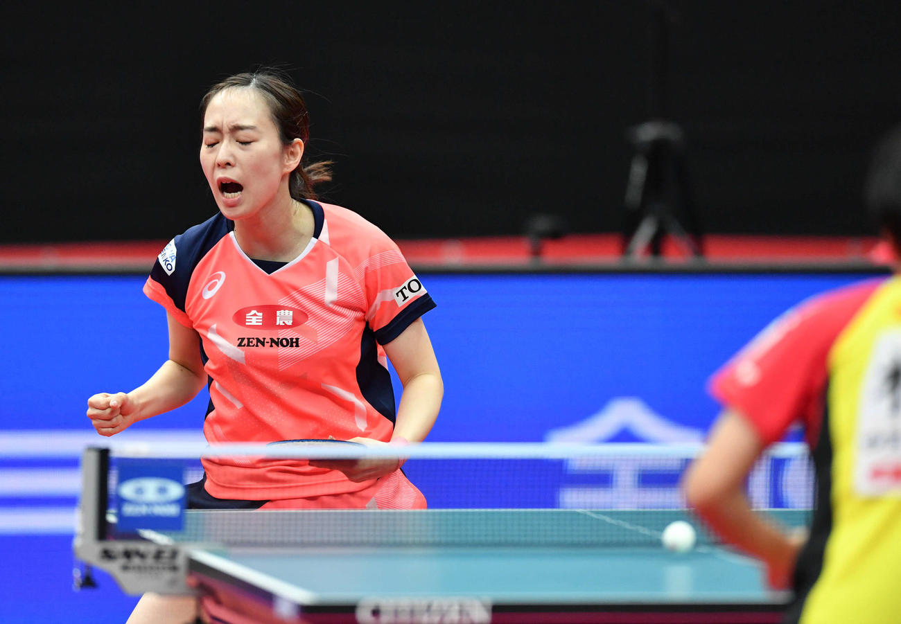 全日本卓球選手権女子シングルス準々決勝　得点を奪いガッツポーズする石川佳純（撮影・岩下翔太）