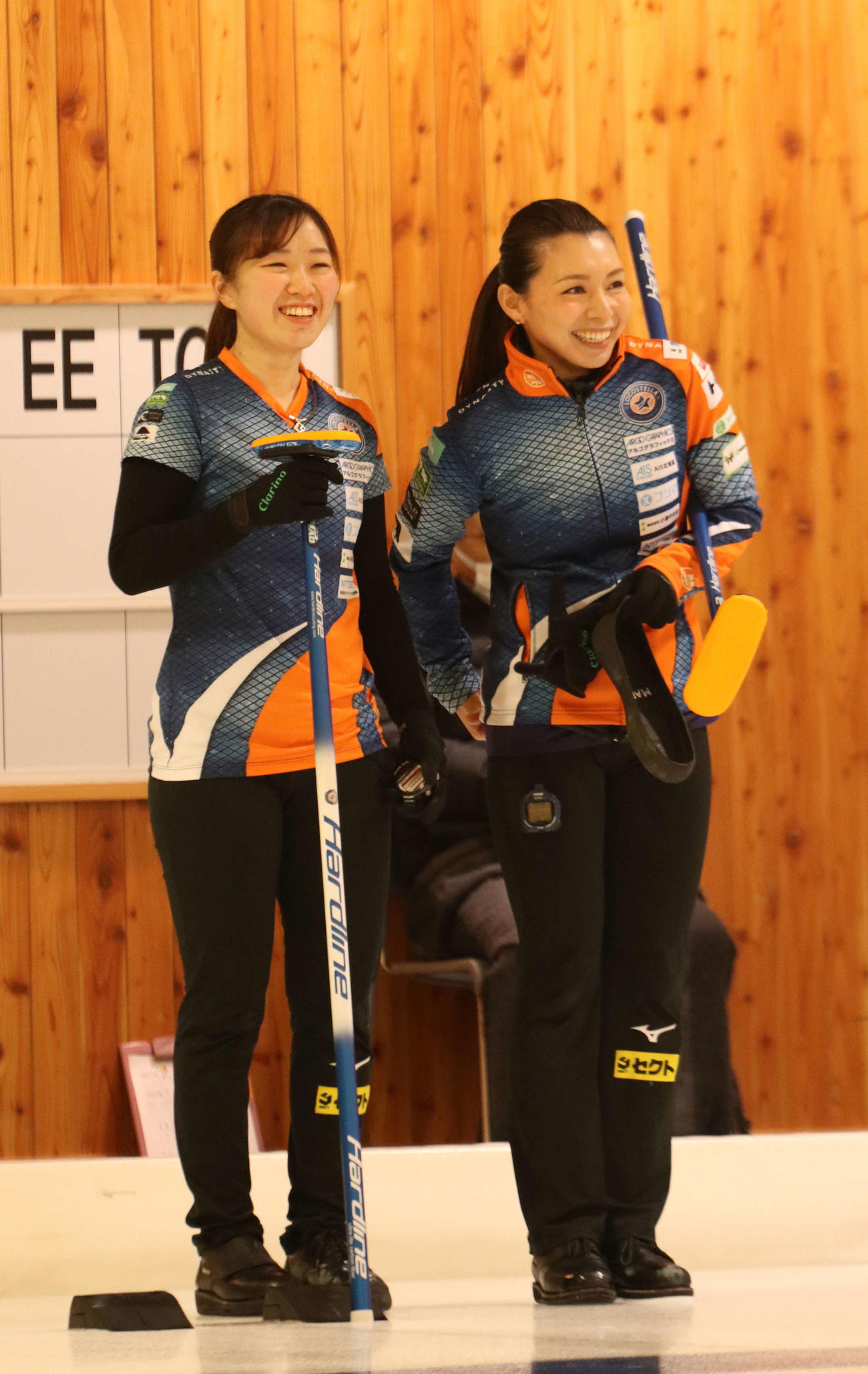 北海道銀行対LS北見　試合中に笑顔で言葉を交わすLS北見の本橋（右）と林（撮影・浅水友輝）
