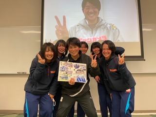 リモート出演した上野由岐子と、原香織監督（前列中央）と高川学園の部員たち（デサント提供）