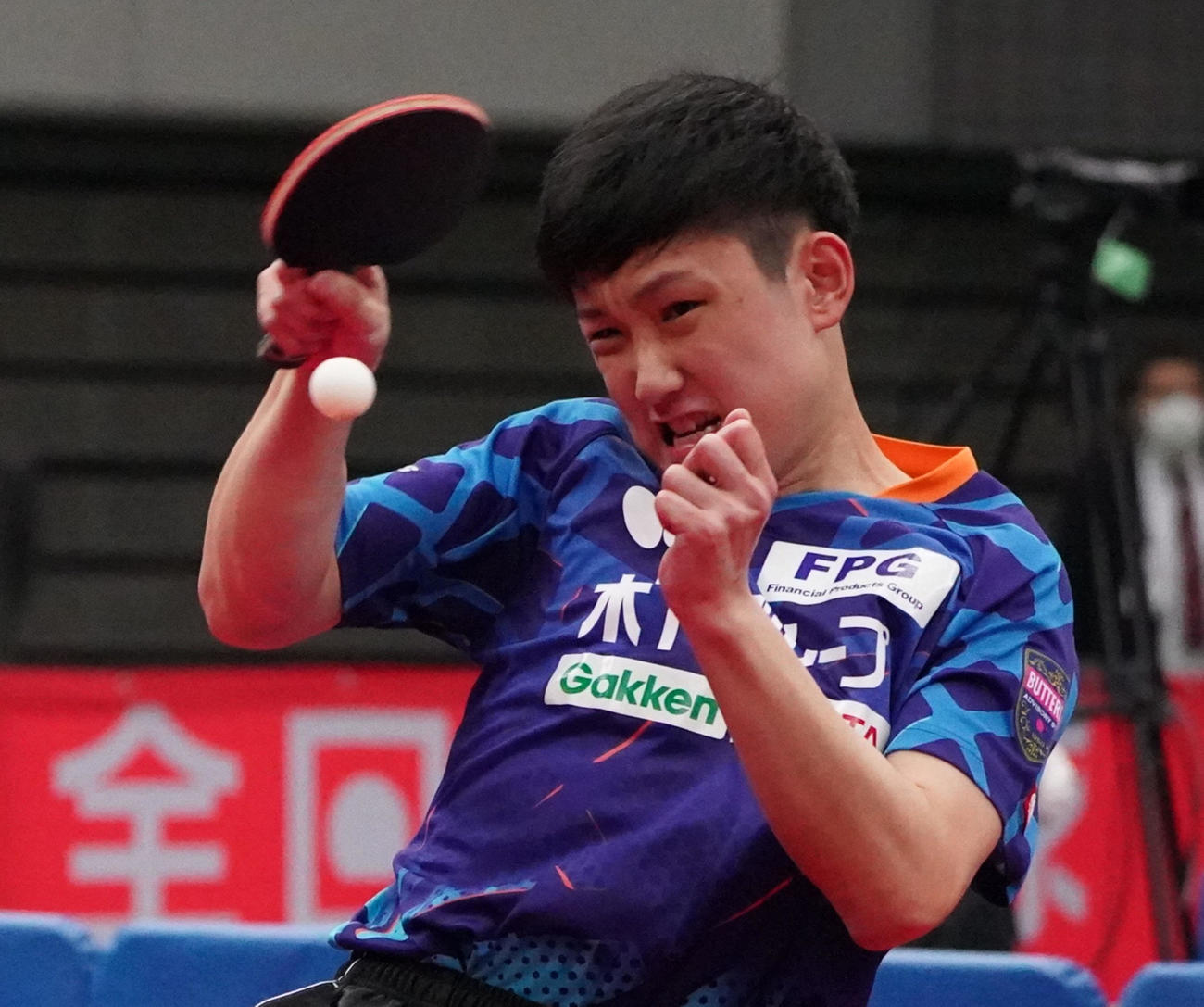 男子シングルス準々決勝で、及川に敗れた張本（代表撮影）
