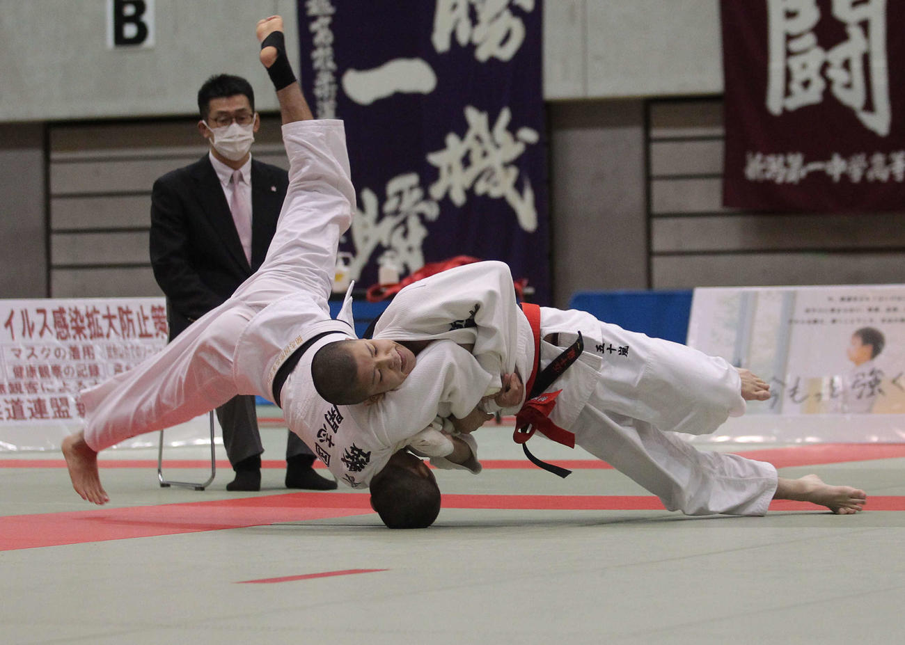男子60キロ級決勝　背負い投げを決める五十嵐
